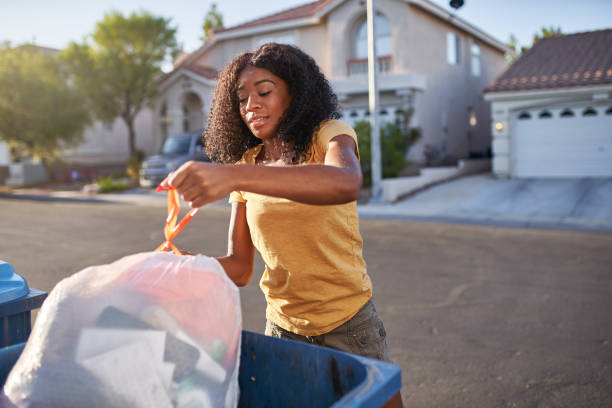 Best Yard Waste Removal  in Johnston City, IL